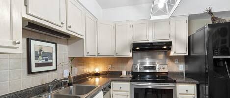 Microondas, horno, parrilla de estufa y lavavajillas