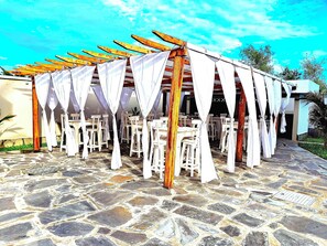 Outdoor dining - Villa in watamu within walking distance of paparemo beach... with air-conditioned rooms (Watamu)