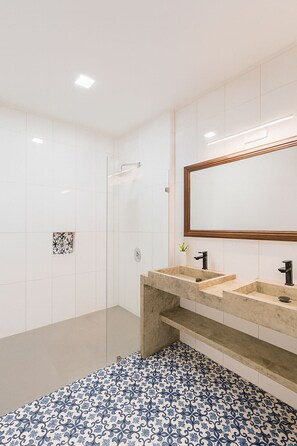 Shower, towels - Casa Baguira Pool House (Puerto Viejo)