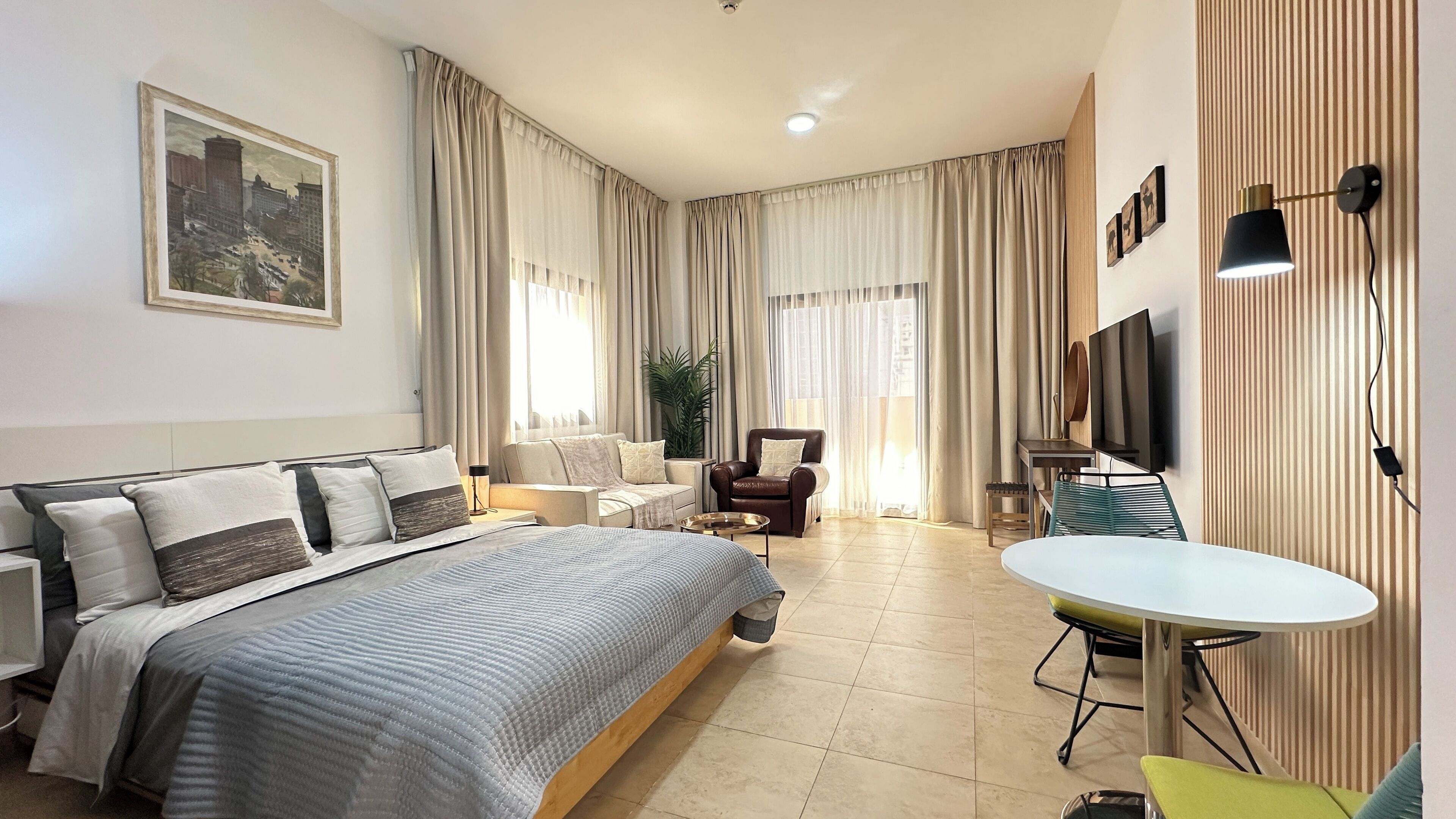 Een strijkplank/strijkijzer, internet, beddengoed