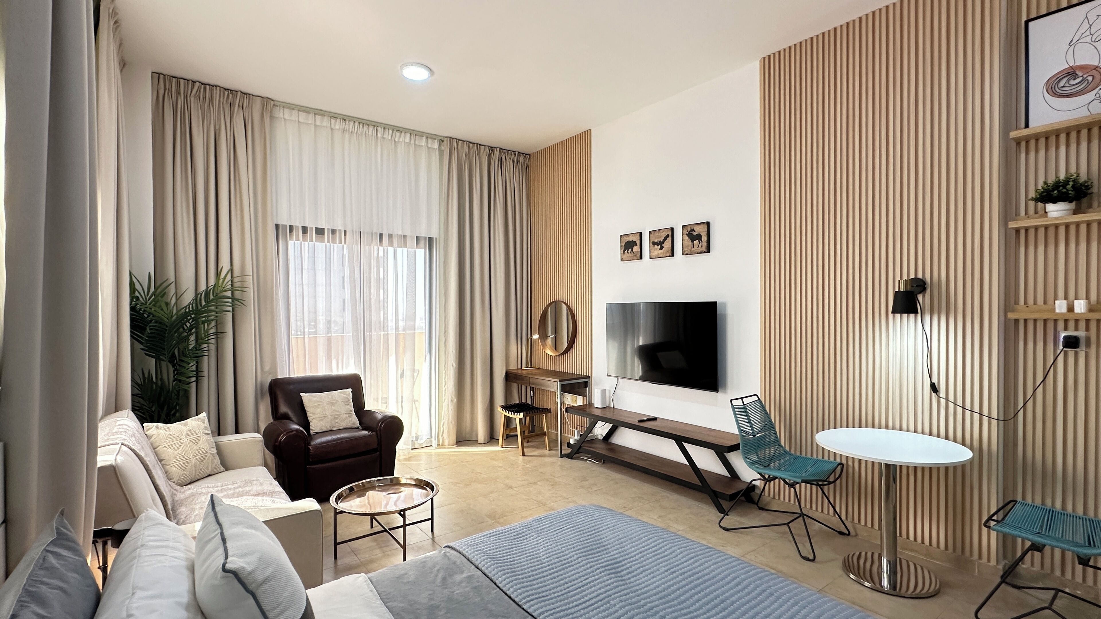 Een strijkplank/strijkijzer, internet, beddengoed