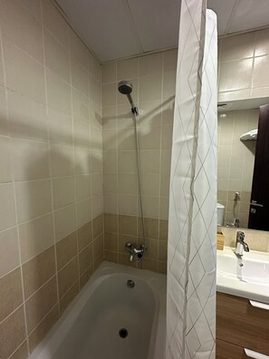 Suihku, hiustenkuivaaja, pyyhkeet, saippua