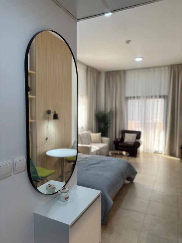 Tabla de planchar con plancha, acceso a internet y ropa de cama