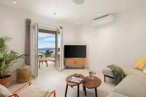 TV - Villa Lumière with Pool (Baška Voda)