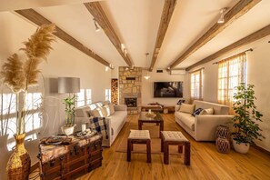 TV - Villa Pietra Celeste with Pool (Bribir)