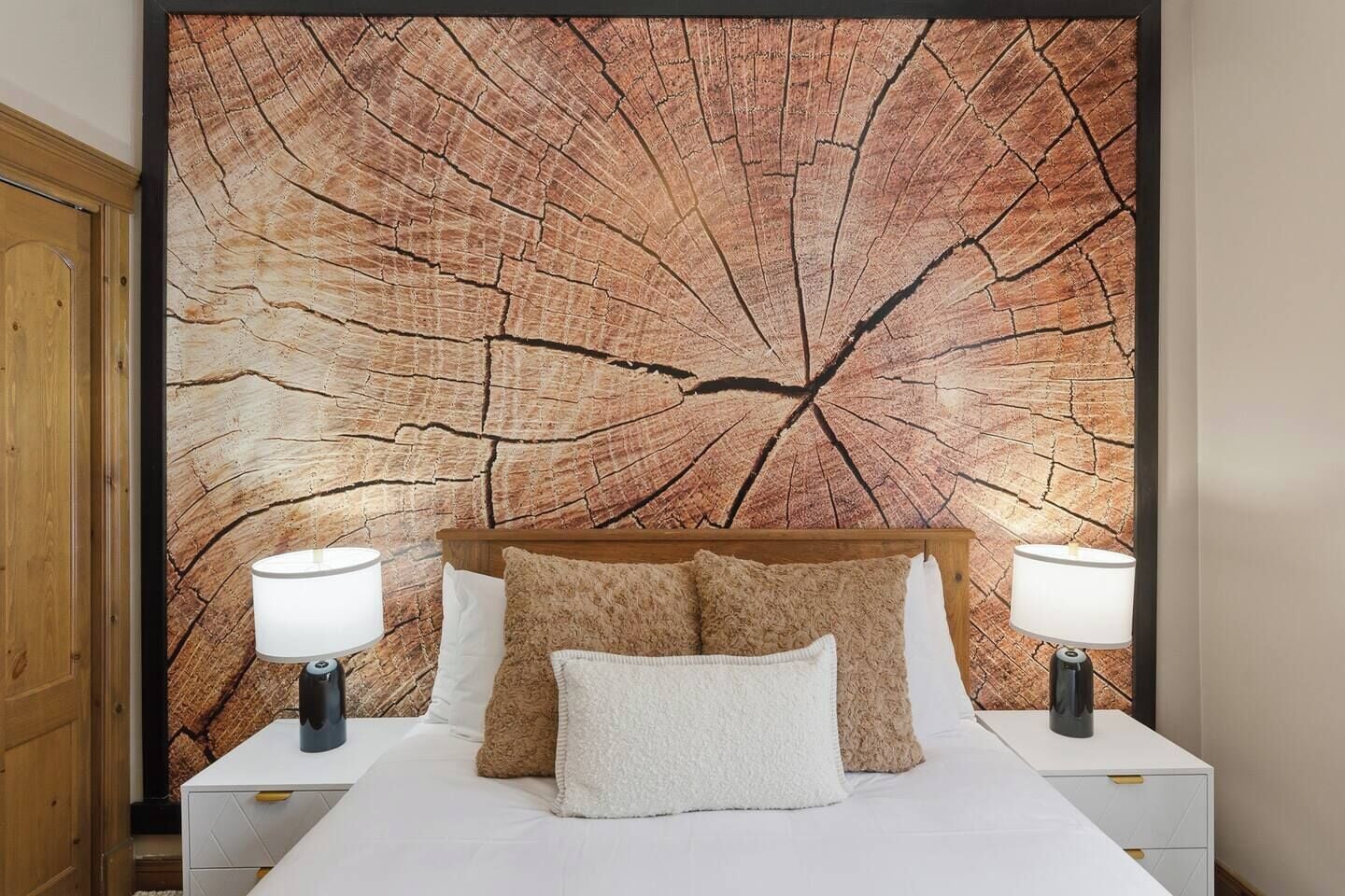 Coffres-forts dans les chambres, bureau, fer et planche à repasser