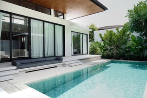 Una piscina al aire libre