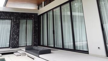 Luksushuvila, lanai | Tallelokero huoneessa, silitysrauta/-lauta, ilmainen Wi-Fi