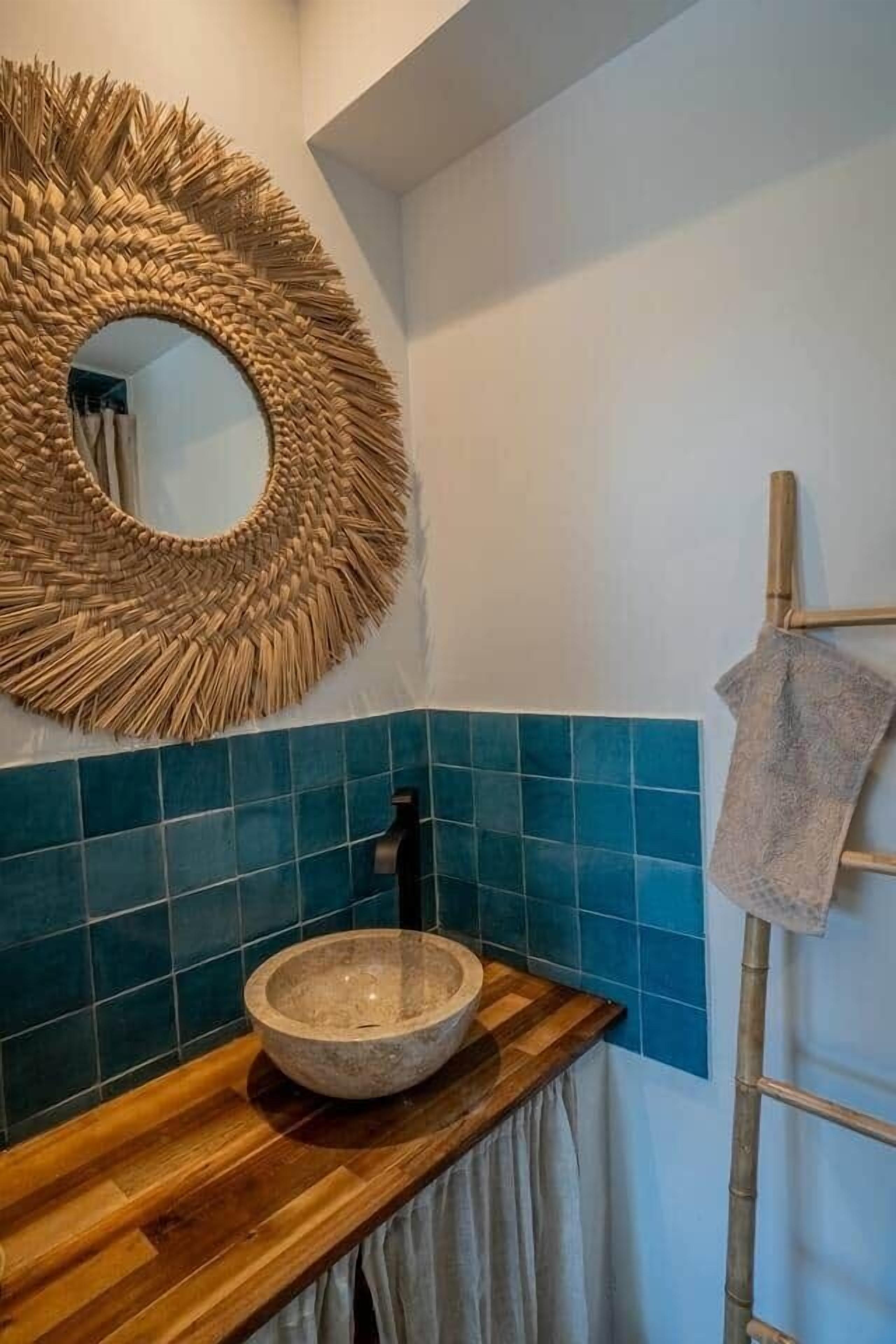 Sèche-cheveux, serviettes fournies