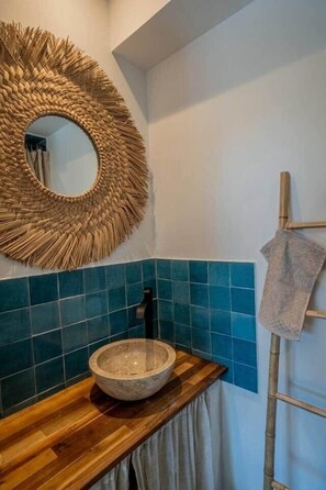 Sèche-cheveux, serviettes fournies