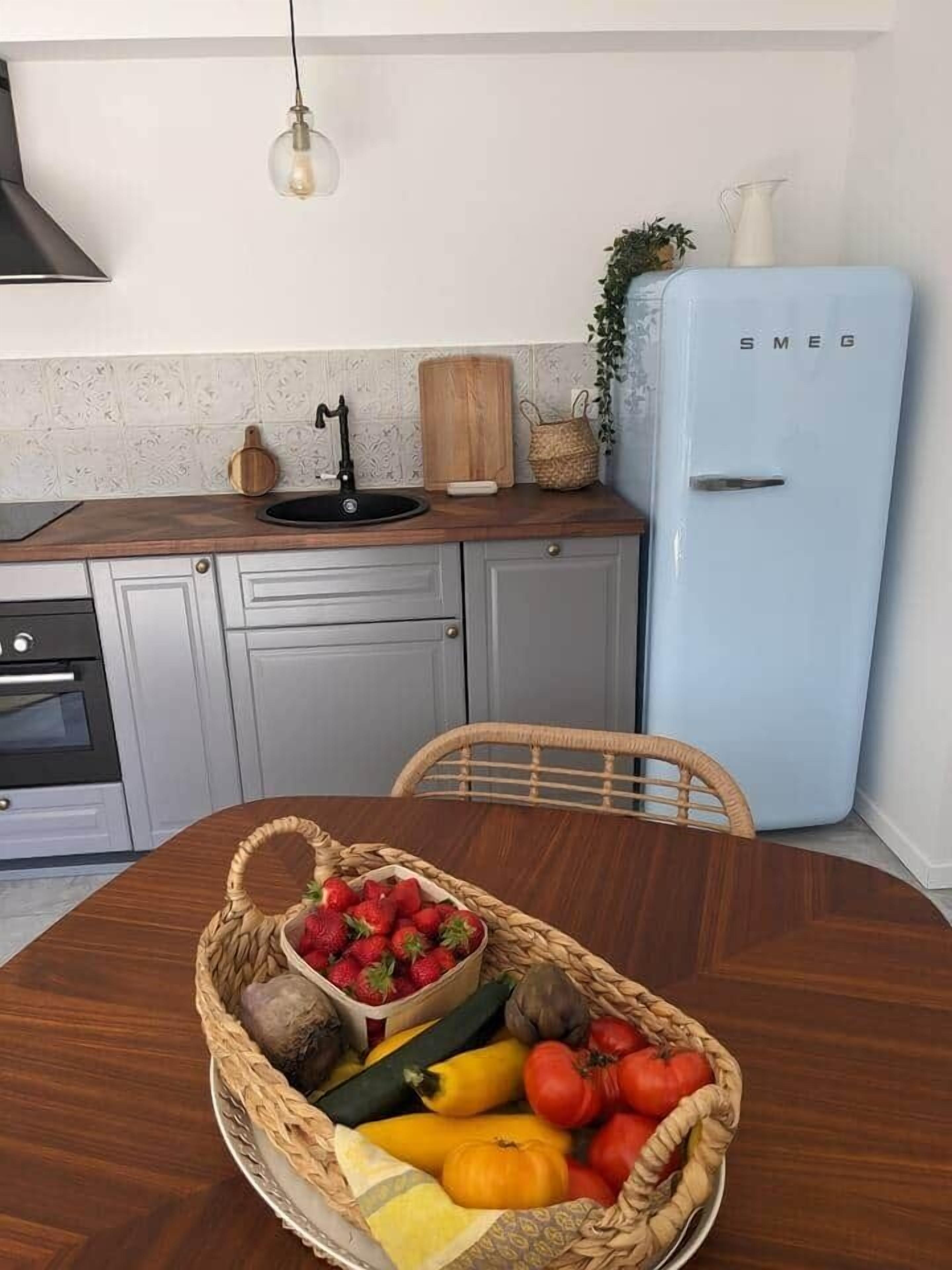 Réfrigérateur, micro-ondes, four, plaque de cuisson