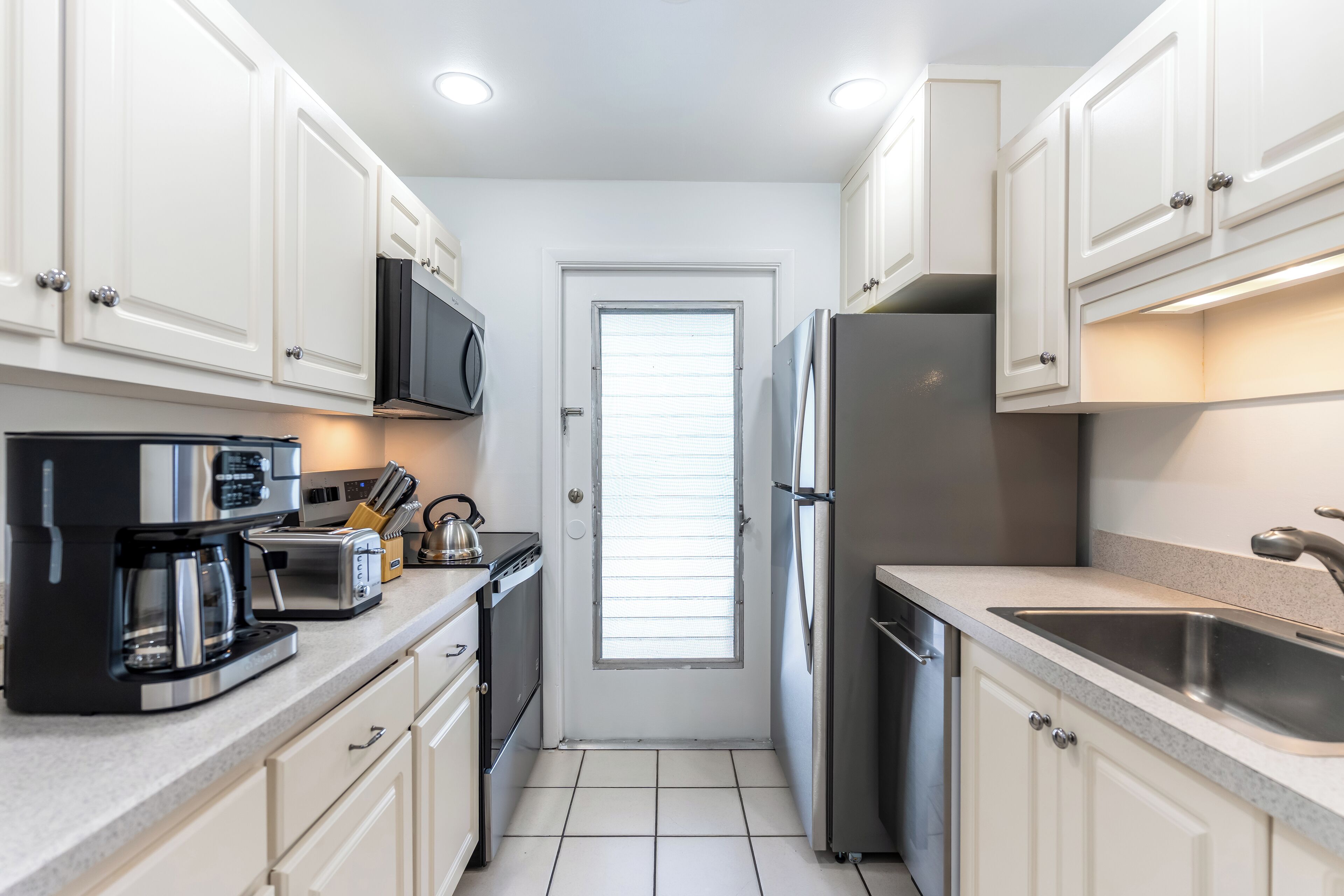 Réfrigérateur, micro-ondes, four, plaque de cuisson