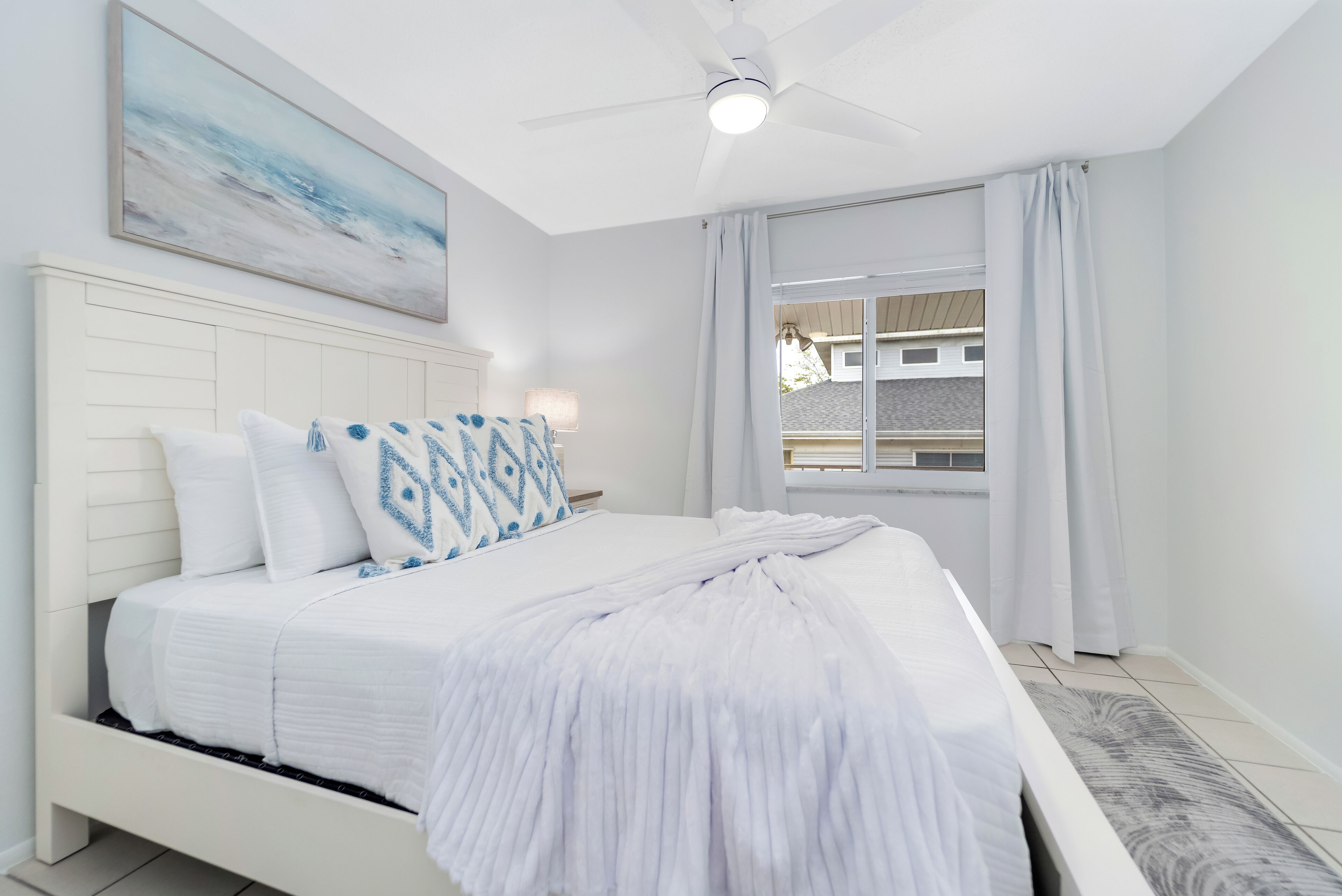 Tabla de planchar con plancha, wifi gratis y ropa de cama 