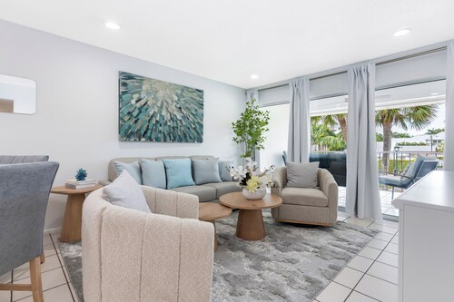 Naples Luxe Coral Oasis - Walk to the beach and 5th Ave