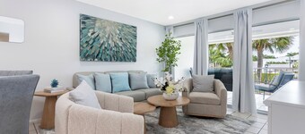 Naples Luxe Coral Oasis - Walk to the beach and 5th Ave