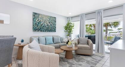 Naples Luxe Coral Oasis - Walk to the beach and 5th Ave