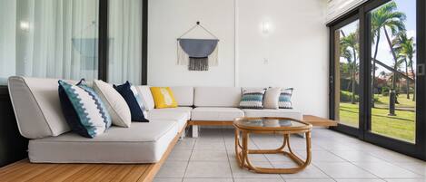 Leilighet – deluxe | Oppholdsområde | En 32-tommers smart-TV med digitale kanaler