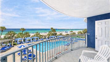 2 piscines extérieures, parasols, chaises longues