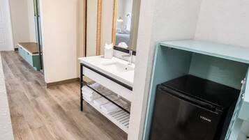 Quadrupla Deluxe, letti multipli, balcone, vista oceano | Bagno | Doccia, set di cortesia gratuito, asciugamani, sapone