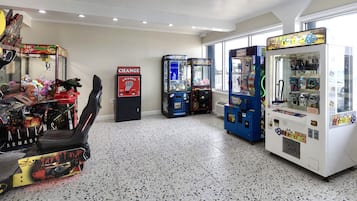 Une salle avec des jeux d’arcade, une machine à pinces et un distributeur automatique.