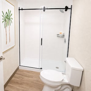 Dusche, kostenlose Toilettenartikel, Handtücher, Seife
