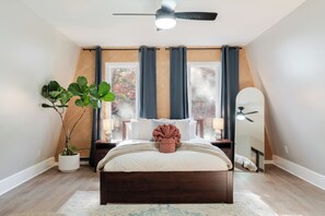 4 soverom, skrivebord, strykejern/-brett og reiseseng for barn