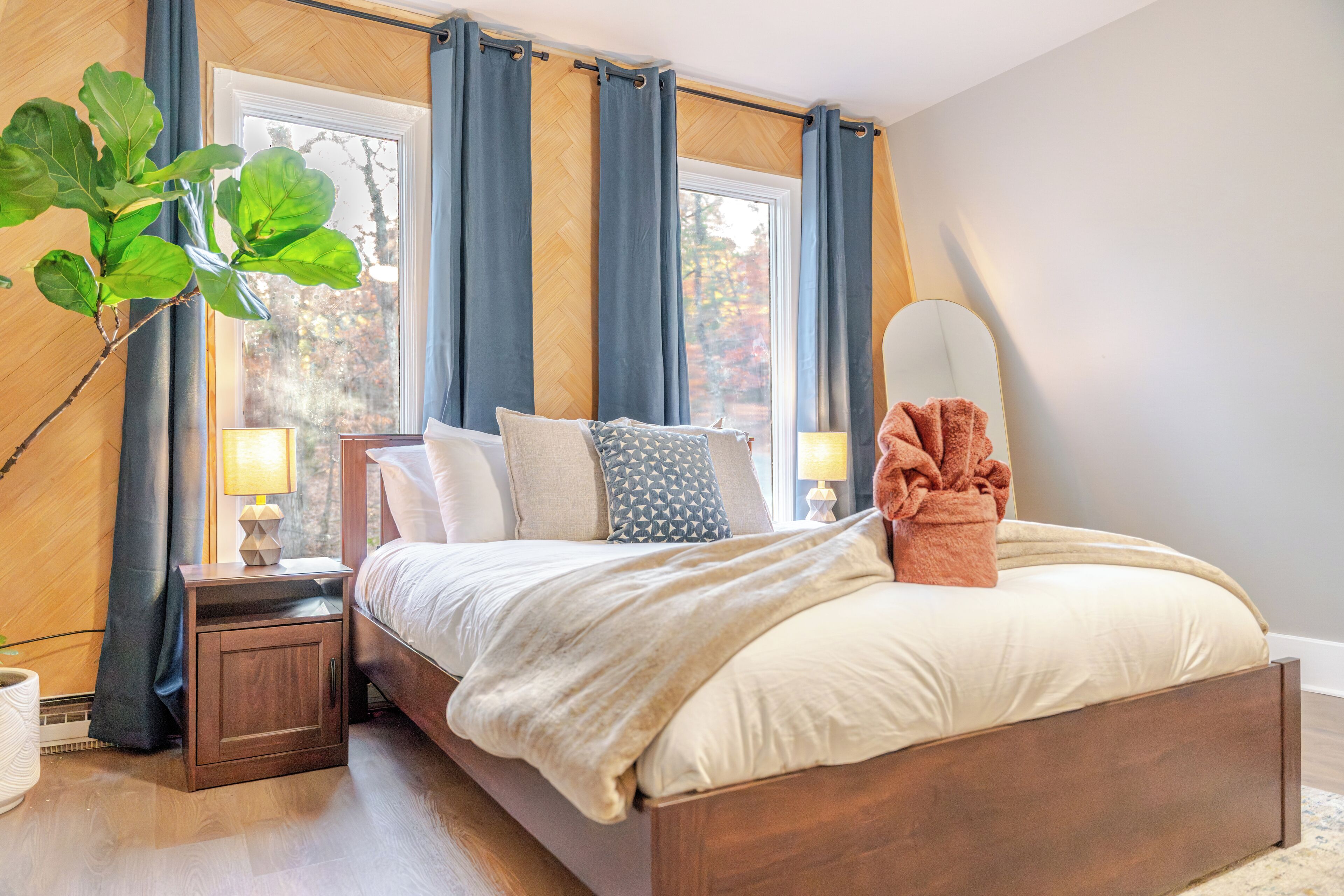 4 habitaciones, escritorio y tabla de planchar con plancha 