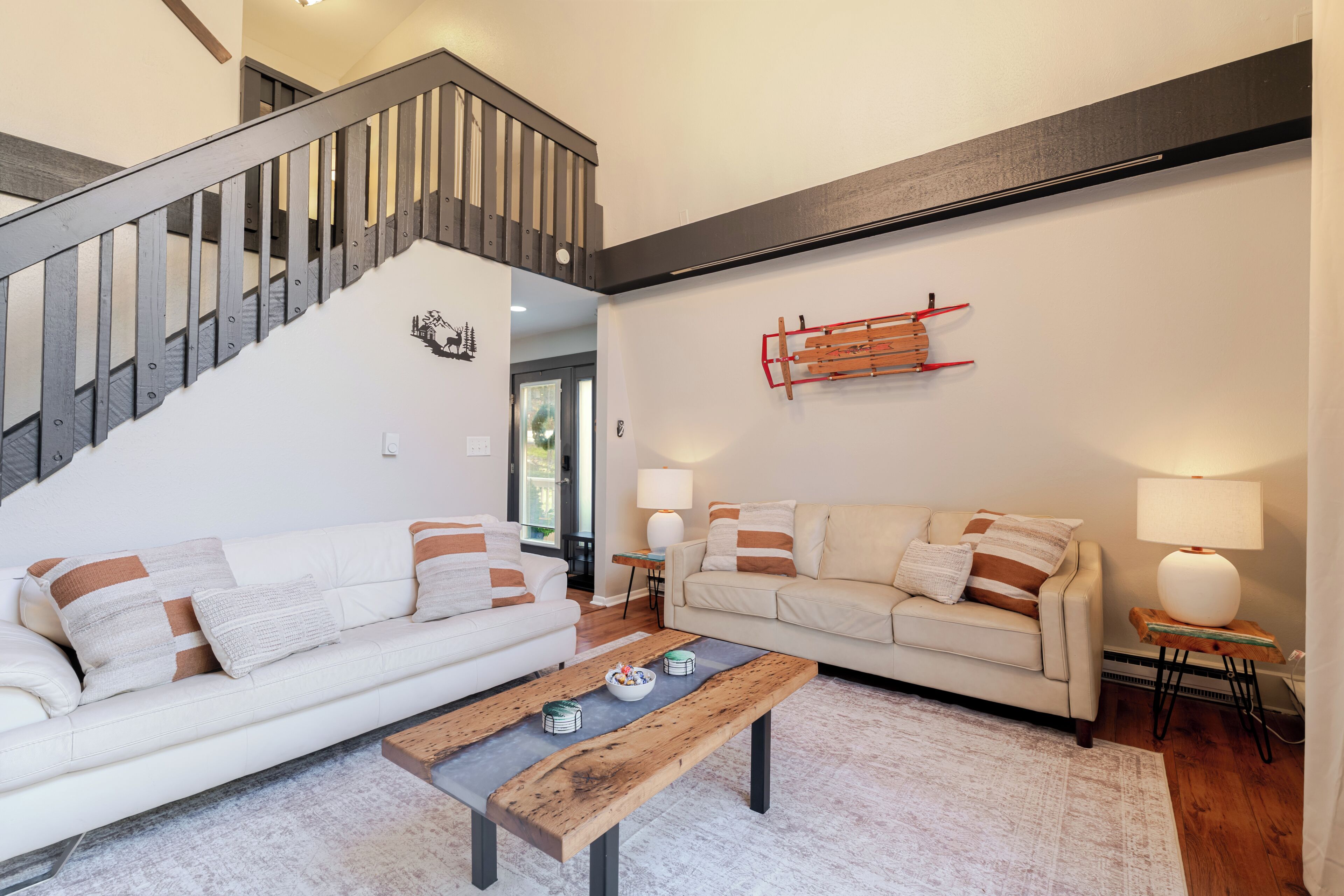 Smart TV, chimenea, futbolito y tenis de mesa 