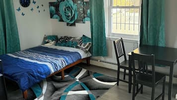 Een strijkplank/strijkijzer, gratis wifi, beddengoed