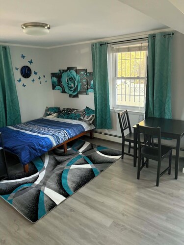 Studio Apartment with lots of windows, plenty of parking space & priv entrance