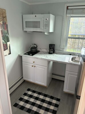 Kühlschrank, Mikrowelle, Herdplatte, Wasserkocher mit Kaffee-/Teezubehör