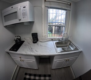 Køleskab, mikrobølgeovn, kogeplade, kaffe-/temaskine