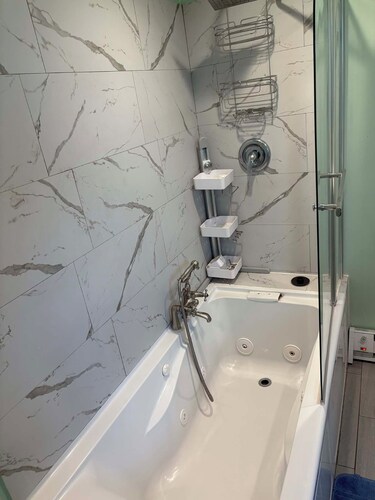 Studio Apartment with lots of windows, plenty of parking space & priv entrance