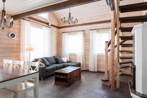 Ferienhaus, 3 Schlafzimmer, Balkon | Wohnbereich | Flachbildfernseher, DVD-Player