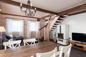 Småhus, 3 soverom, balkong | Oppholdsområde | Flatskjerm-TV, peis og DVD-spiller