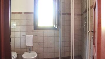 Douche, sèche-cheveux, bidet, serviettes fournies