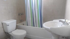 吹风机、毛巾、卫生纸