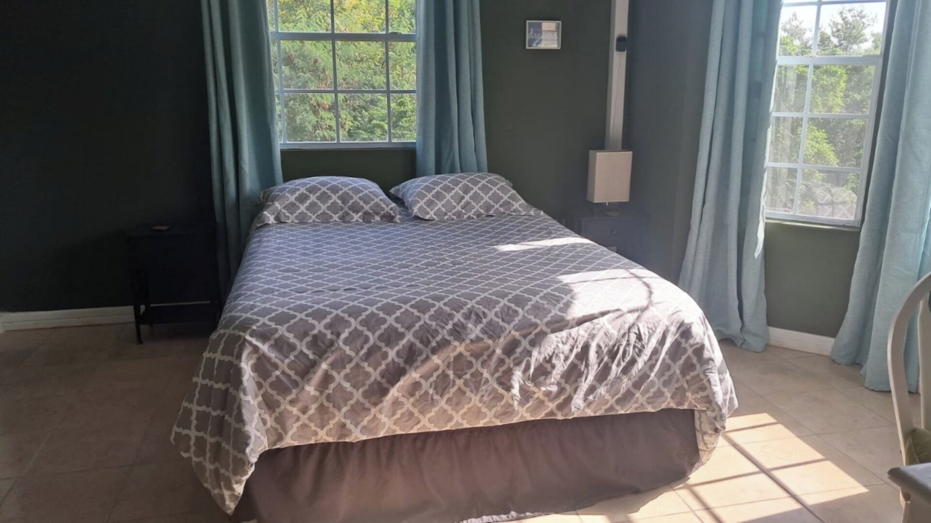 Strygejern/strygebræt, internetforbindelse, sengetøj