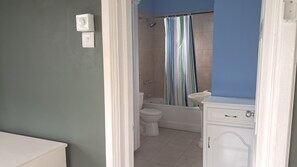 吹风机、毛巾、卫生纸