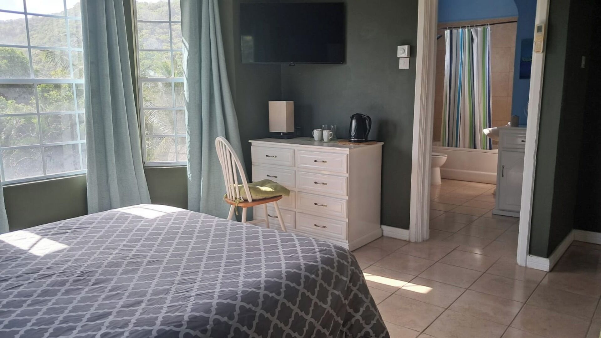 Planxa i posts de planxar, Internet i roba de llit 