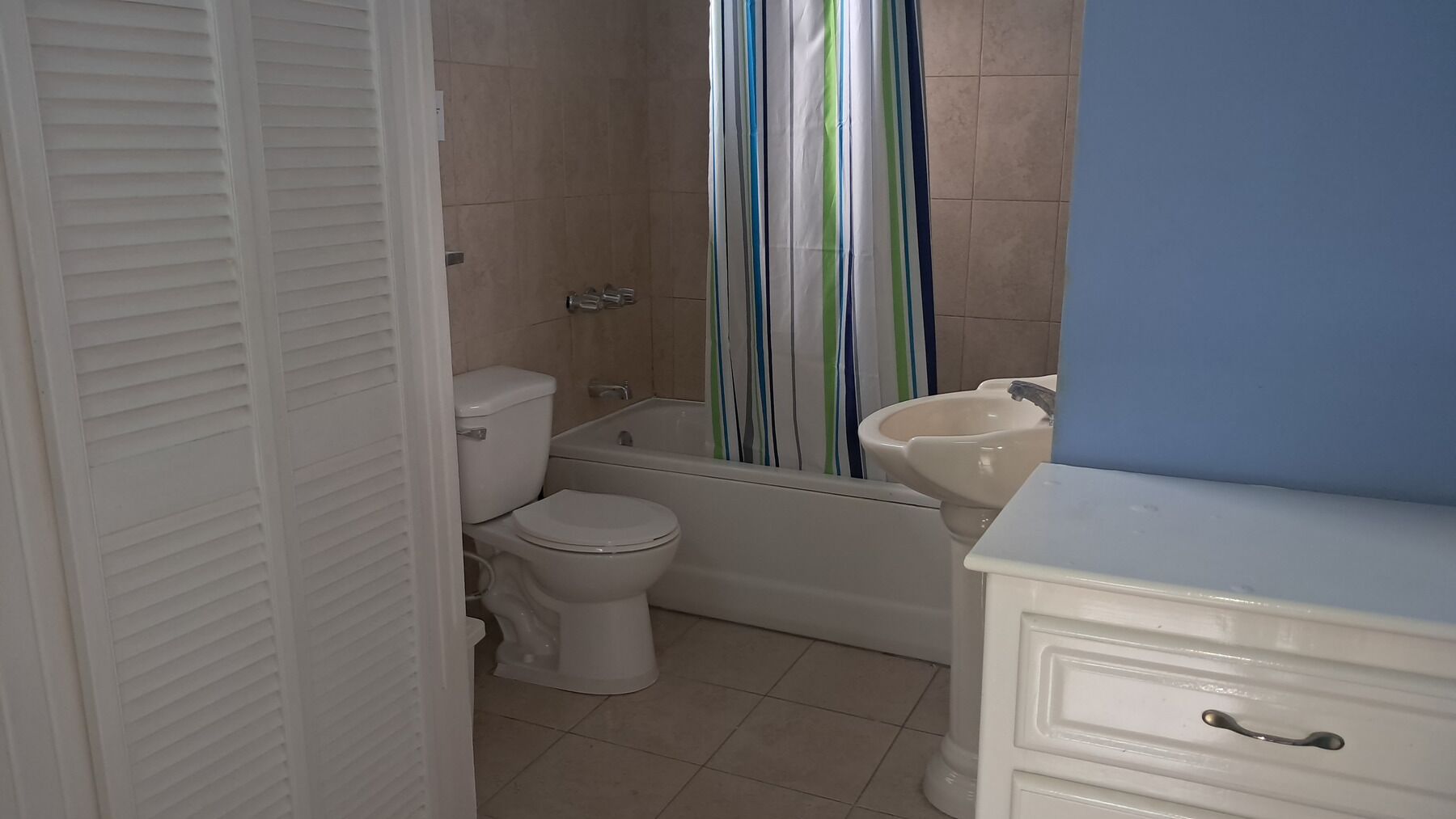 Secador de pelo, toallas y papel higiénico