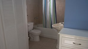 吹风机、毛巾、卫生纸