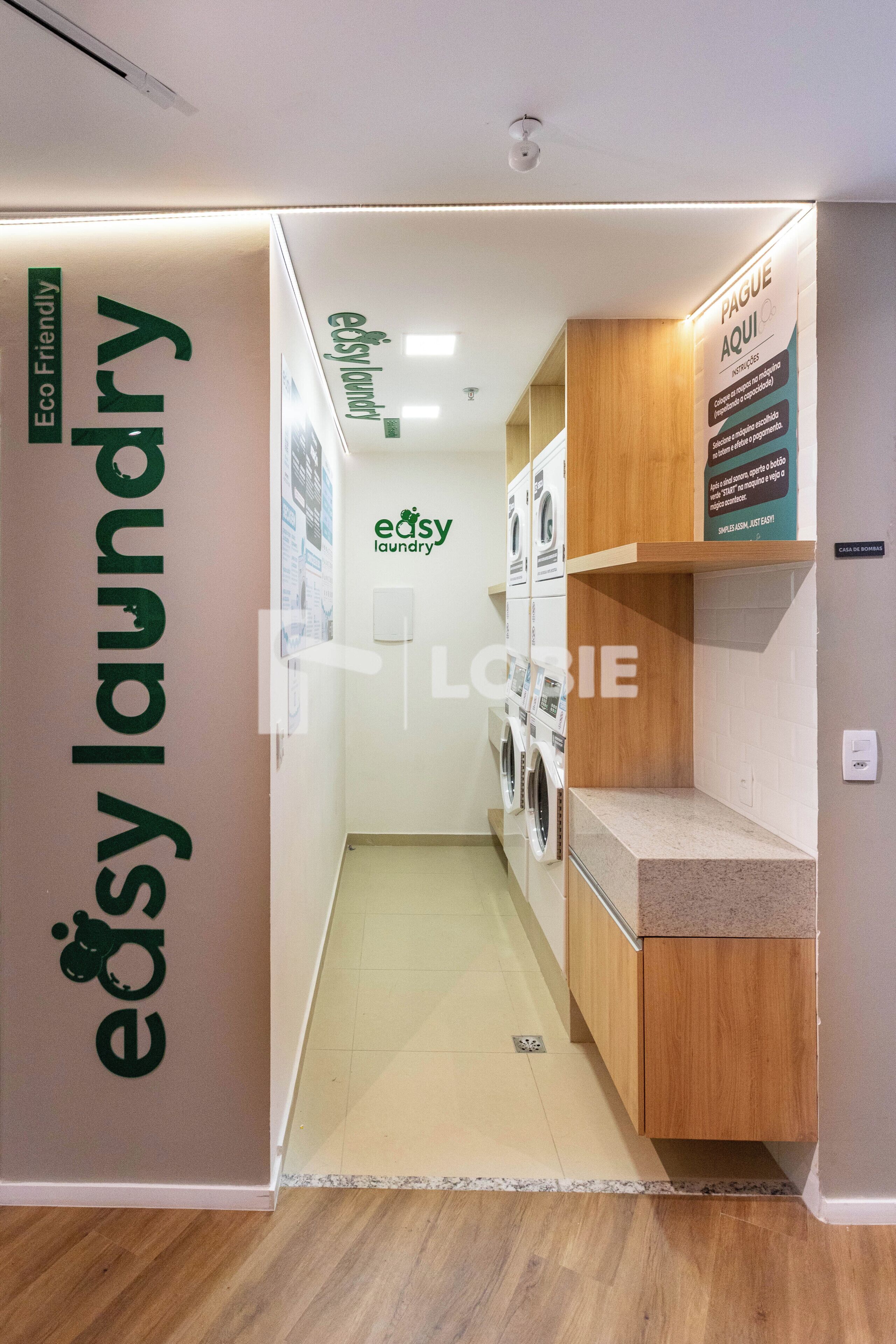 Eine Wäscherei mit Schildern mit der Aufschrift 'easy laundry' und 'PAGUE AQUI'.