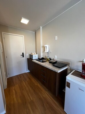 华丽开间 | 私人厨房 | 迷你冰箱、微波炉、厨具/餐具