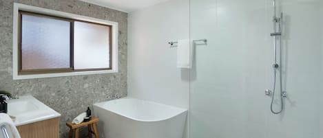 Secadora de cabello, toallas, jabón, shampoo