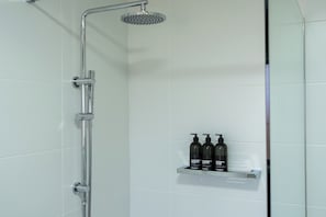 Hair dryer, towels, soap, shampoo - Pearl: Fresh, stylish, renovated beach house. Easy walk to Jervis Bay's beaches (Vincentia)
