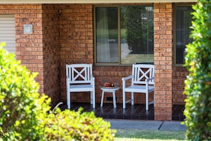 Terrace/patio - Pearl: Fresh, stylish, renovated beach house. Easy walk to Jervis Bay's beaches (Vincentia)