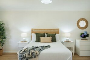 Iron/ironing board, travel cot, free WiFi, bed sheets - Pearl: Fresh, stylish, renovated beach house. Easy walk to Jervis Bay's beaches (Vincentia)