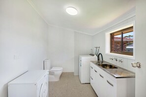 Hair dryer, towels, soap, shampoo - Pearl: Fresh, stylish, renovated beach house. Easy walk to Jervis Bay's beaches (Vincentia)
