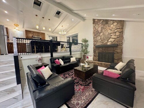 Fabulous 5-bedroom, 6 beds, 3 bath house near Ohare in Prospect Heights